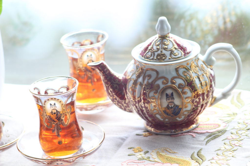 Чайник и стаканчики с традиционным для Ирана портретом Насер ад-Дин-шаха. © Ольга Никандрова