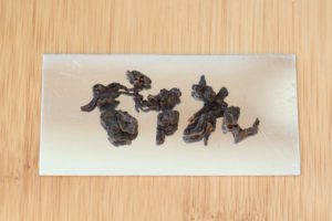 Чёрный чай полусферической скрутки, изготовленный из листьев TTES#12 (Золотой цветок), пораженных цикадками-тифлоцибинами. Уезд Тайдун, Тайвань.