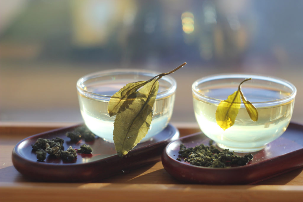 Слабоферментированный непрожаренный горный улун полусферической скрутки TTES#12 (Золотой цветок). Уезд Наньтоу, Тайвань.