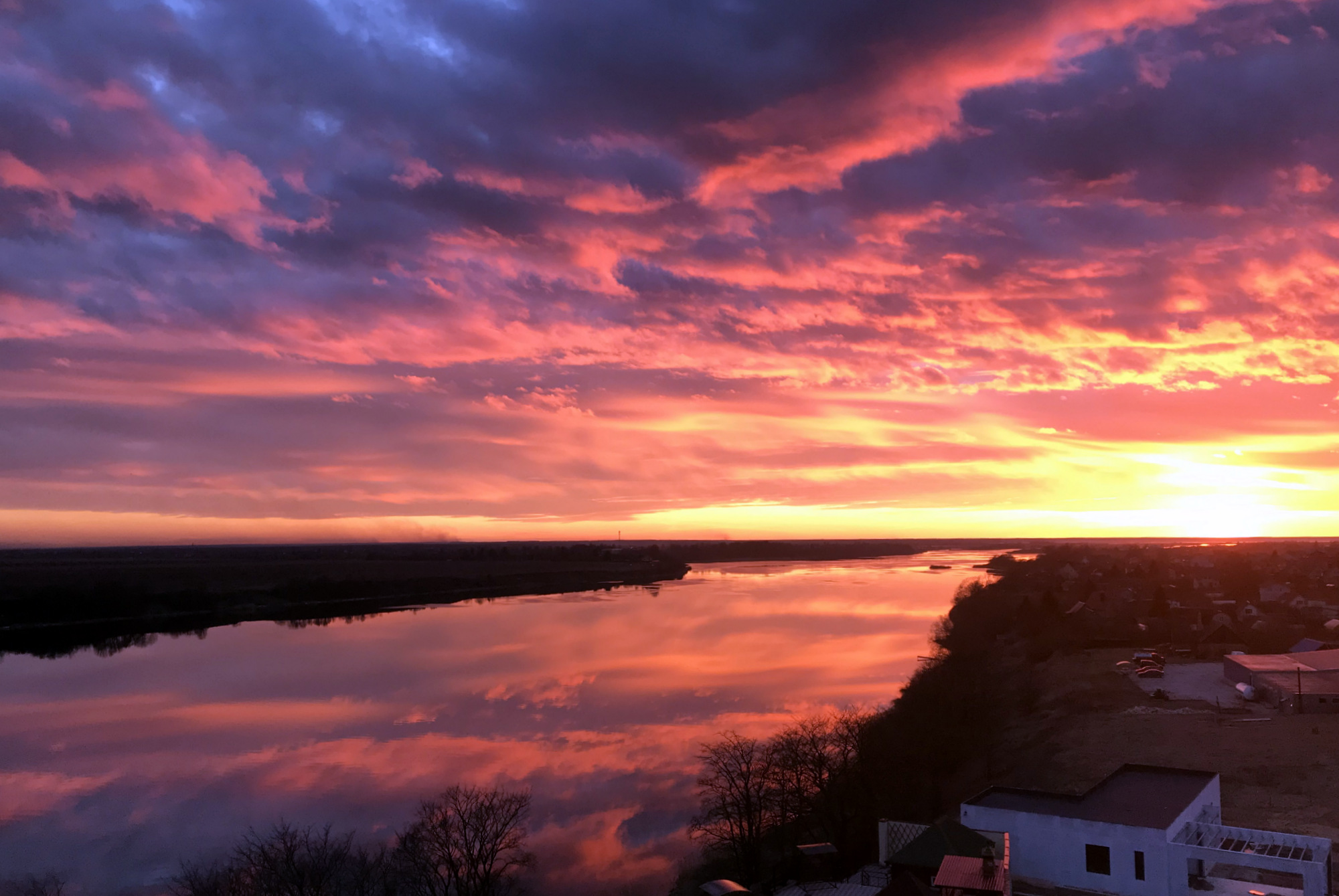 Вот как раз здесь, на правом берегу Великой, пробурена скважина на воде из которой мы завариваем чай.