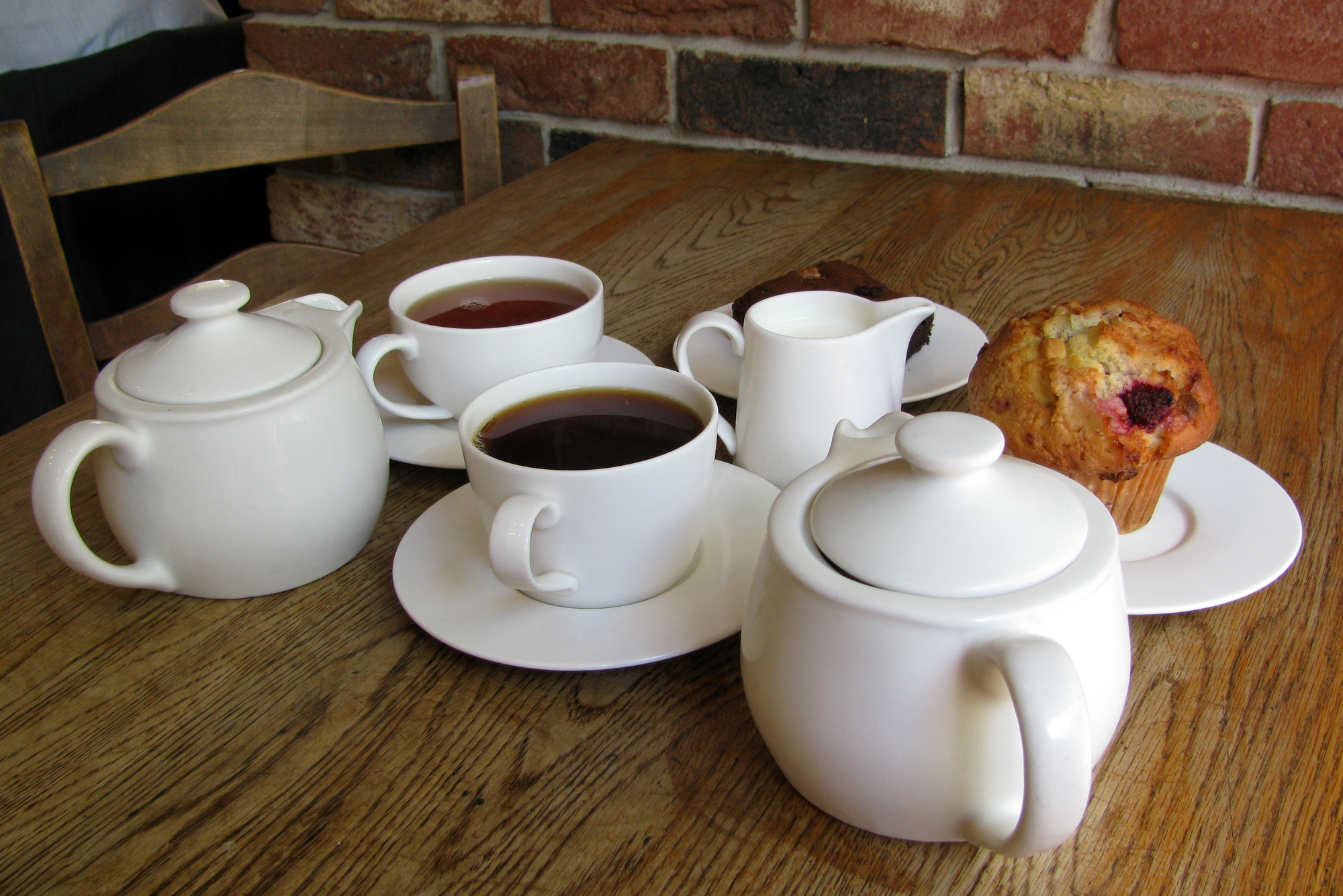 Подача чая в чайной Tea (Лондон, Великобритания) в 2010 году. В настоящее время чайная закрыта