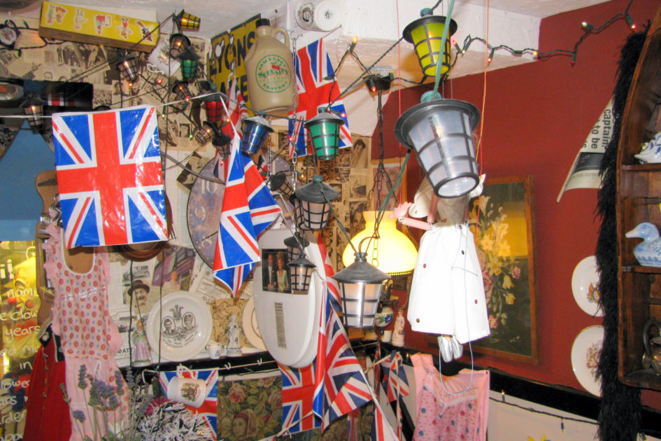 Интерьер чайной The Tea Cosy (Брайтон, Великобритания) в 2010 году. В настоящее время чайная закрыта