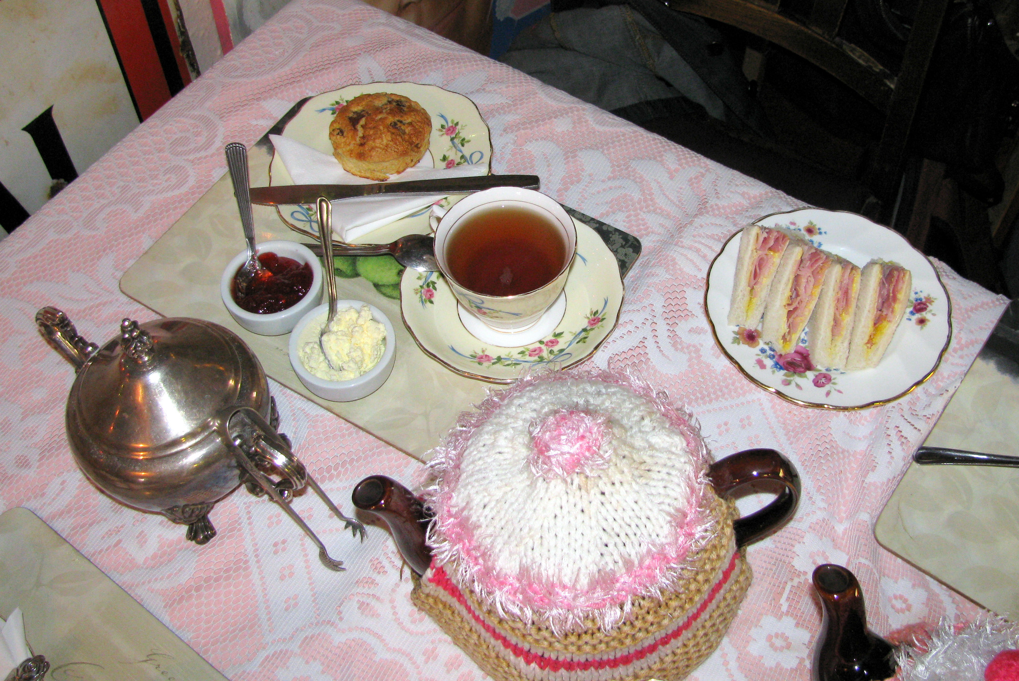 Подача чая в чайной The Tea Cosy (Брайтон, Великобритания) в 2010 году. В настоящее время чайная закрыта