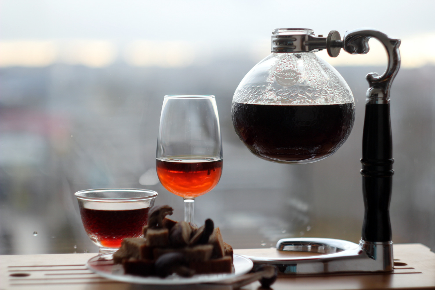 Шу-пуэр, амонтильядо, грибы шиитаке и черный хлеб. © Ольга Никандрова