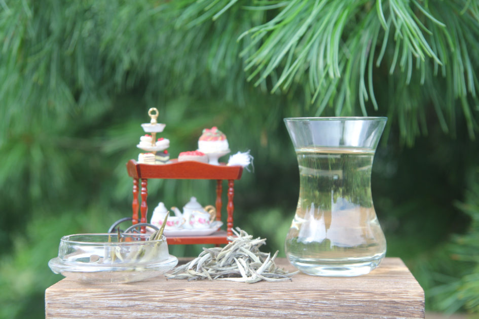 Цейлонский белый чай и кукольная тележка. © Ольга Никандрова