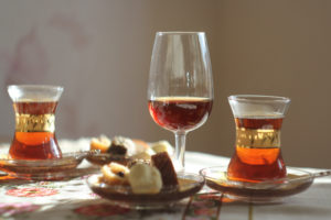 Турецкий чай, сладкий херес и восточные сладости. © Ольга Никандрова