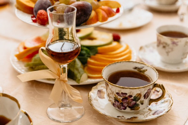 Черный чай с бархатцами и ванилью и хересный бренди. Фото: Гостевой дом «У Покровки»