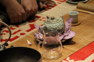 Мастер Нгуен Вьет Хун заваривает свой лотосовый чай. © Ольга Никандрова