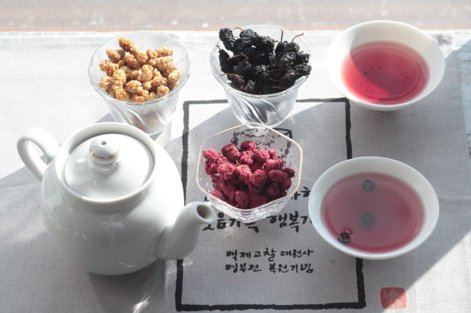 Абхазский черный чай с сушеным кумберлендом внутри и шелковицей снаружи. Ну и с красной малиной — для комплекта. © Ольга Никандрова