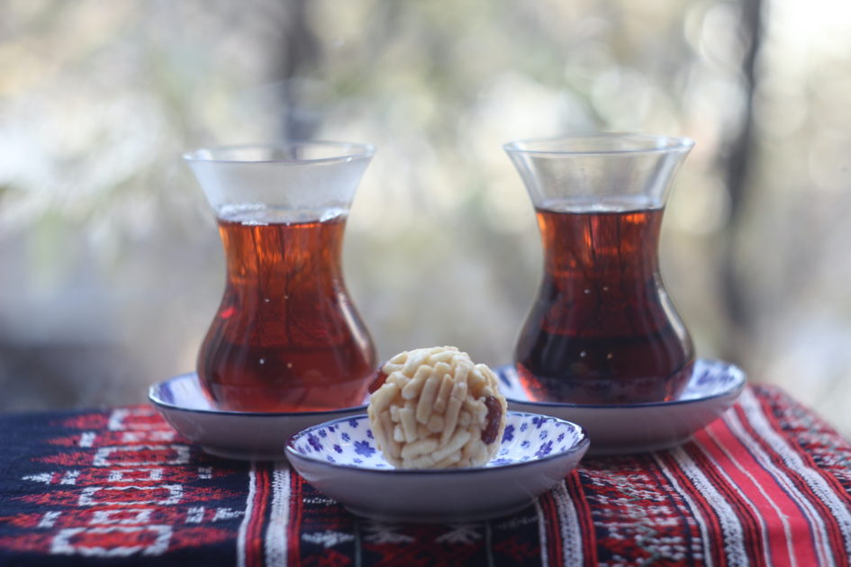 Черный чай, Москатель (справа) и чак-чак. © Ольга Никандрова