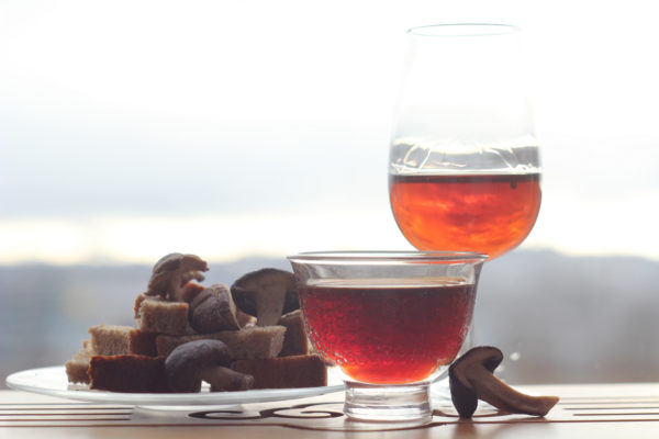 Шу-пуэр, амонтильядо, грибы шиитаке и черный хлеб. © Ольга Никандрова